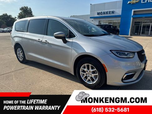 Used 2023 Chrysler Pacifica Touring-L FWD image 1