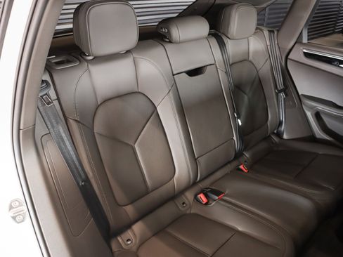 Certified 2025 Porsche Macan image 6