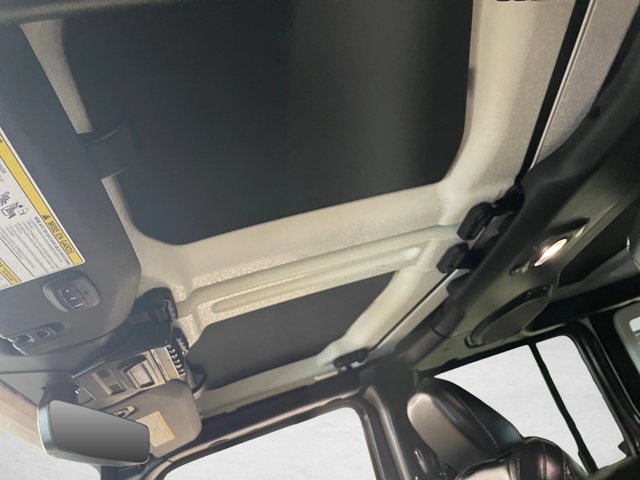 Used 2018 Jeep Wrangler Unlimited Sahara AWD/4WD image 16