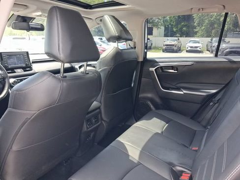Used 2022 Toyota RAV4 XLE Premium FWD image 5