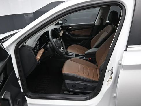 Used 2025 Volkswagen Jetta SEL FWD image 9