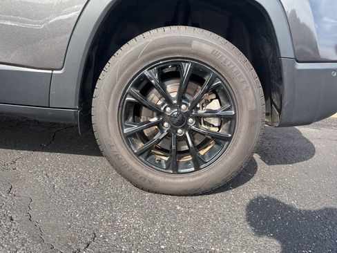 Used 2023 Jeep Cherokee Altitude Lux image 19