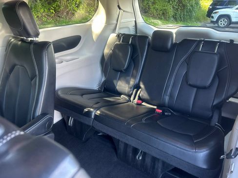 Used 2024 Chrysler Pacifica Touring-L FWD image 15