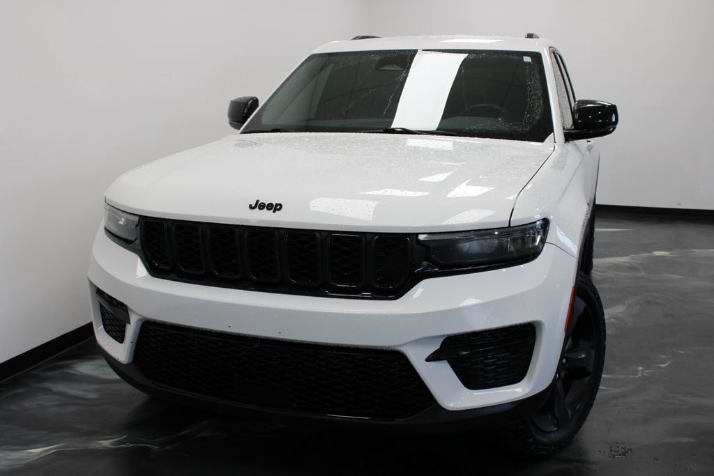 Used 2023 Jeep Grand Cherokee Altitude AWD/4WD image 4