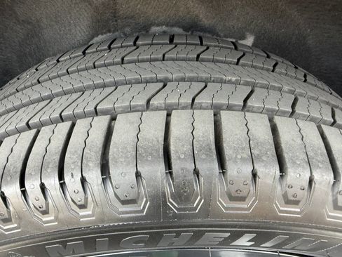 Used 2022 GMC Acadia SLE w/ Driver Convenience Package image 16