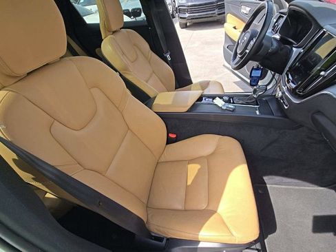 Used 2020 Volvo XC60 T6 Momentum image 9