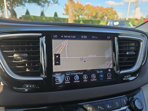 Used 2019 Chrysler Pacifica Touring-L w/ Advanced Safetytec Group FWD image 23
