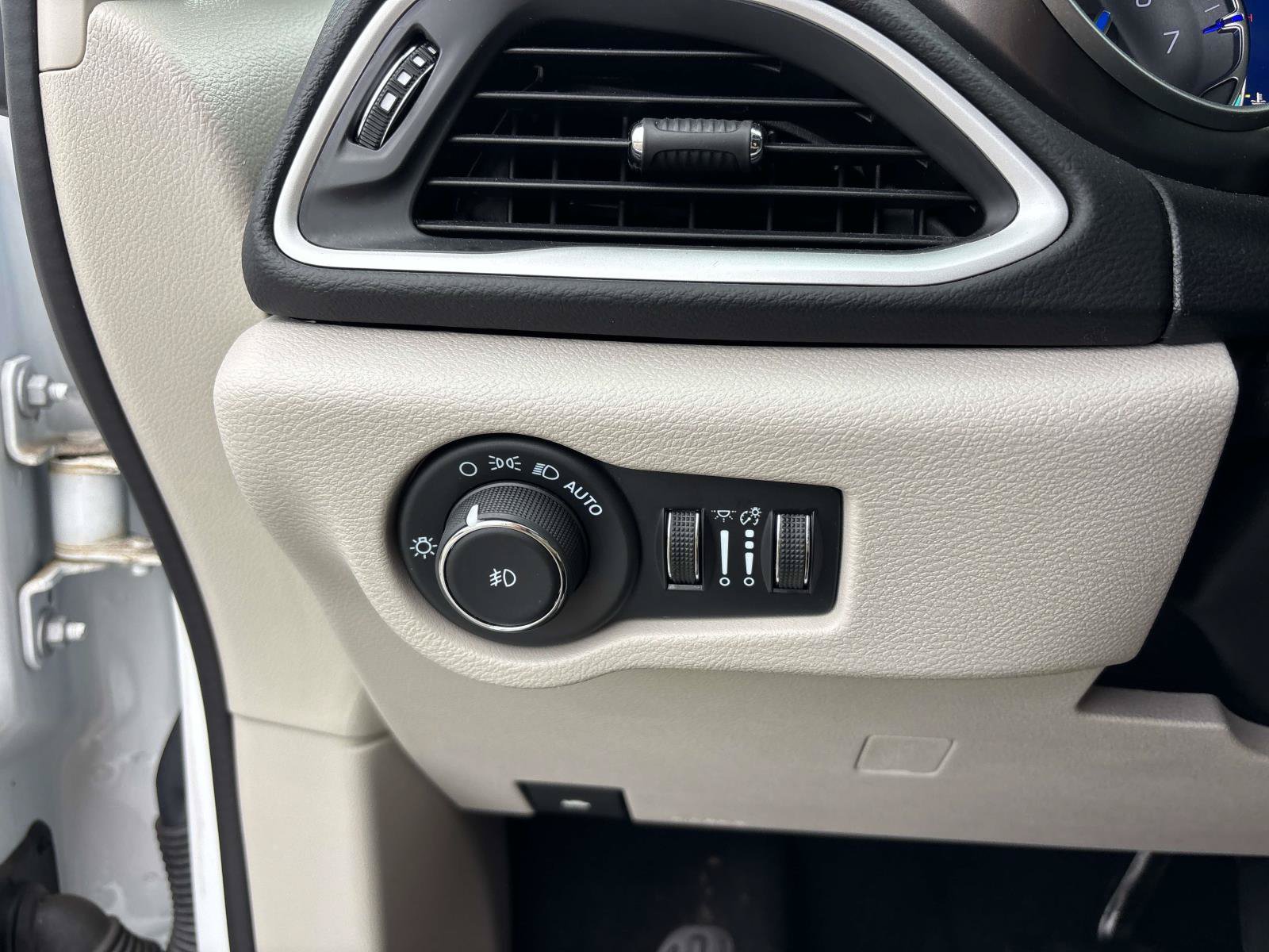 Used 2024 Chrysler Pacifica Touring-L FWD image 23
