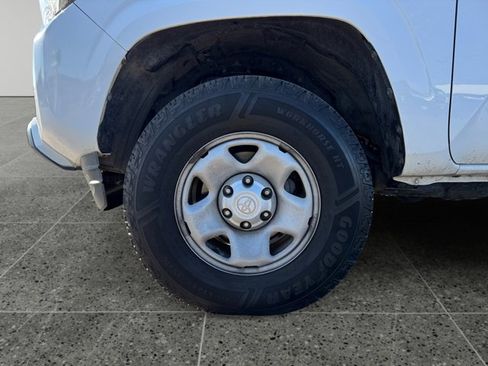 Certified 2018 Toyota Tacoma SR5 image 9