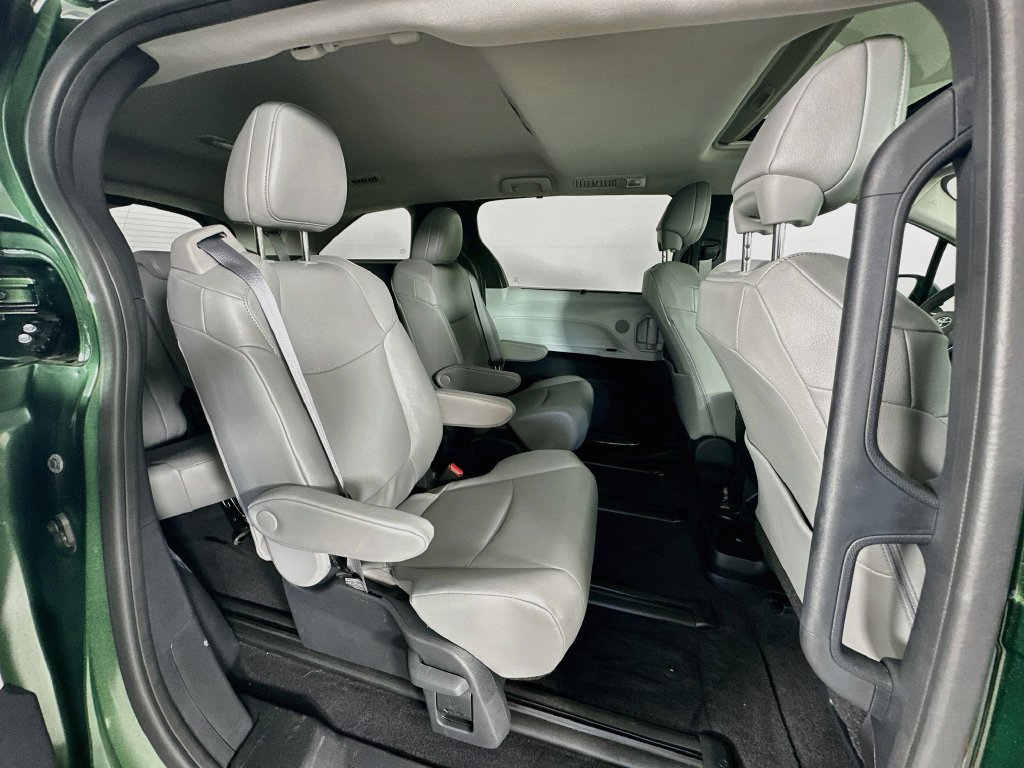 Used 2025 Toyota Sienna XLE AWD/4WD image 27