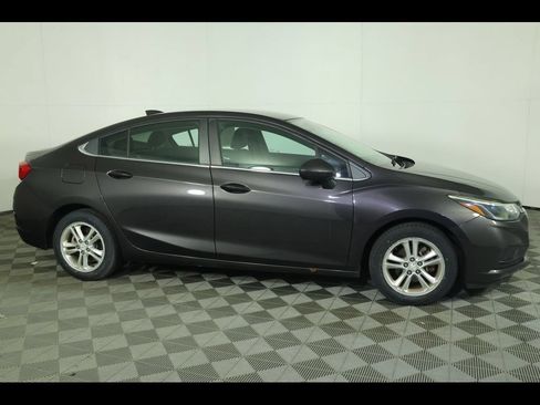 Used 2017 Chevrolet Cruze LT FWD image 9