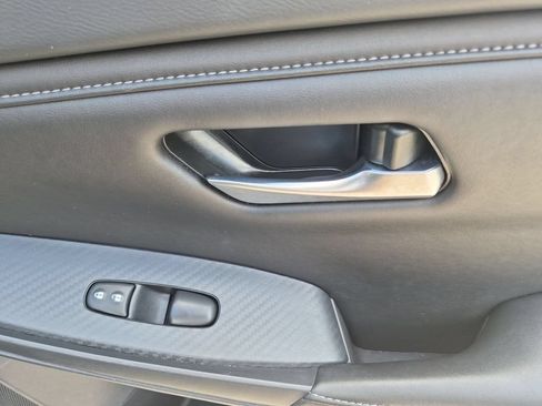Used 2025 Nissan Sentra SV FWD image 33