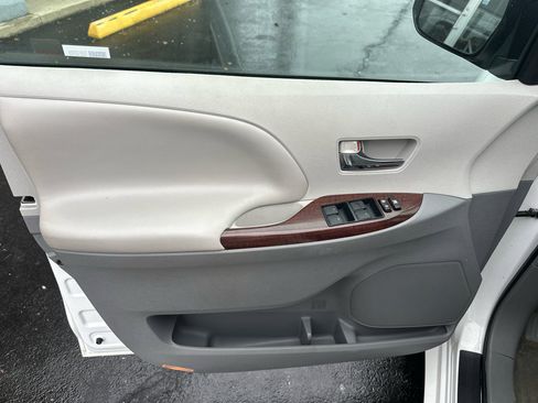 Used 2014 Toyota Sienna XLE image 15