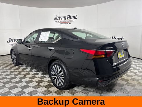 Used 2025 Nissan Altima 2.5 SV FWD image 9