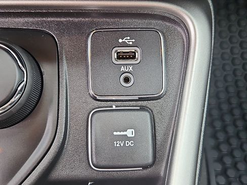 Used 2018 Jeep Compass Latitude w/ Cold Weather Group AWD/4WD image 11