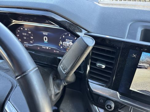 Used 2025 Chevrolet Silverado 3500 LT w/ Convenience Package image 19