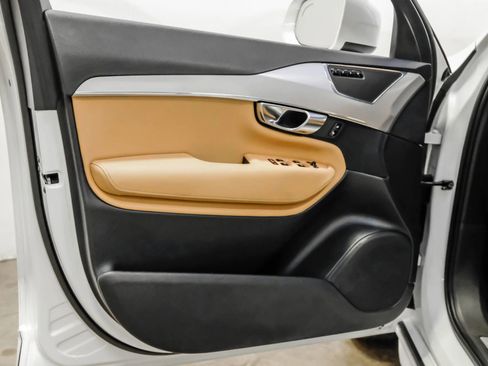 Used 2017 Volvo XC90 T6 Momentum w/ Vision Package image 33