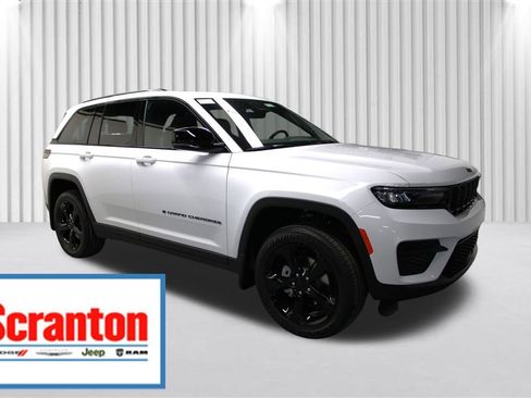 New 2025 Jeep Grand Cherokee Altitude image 1