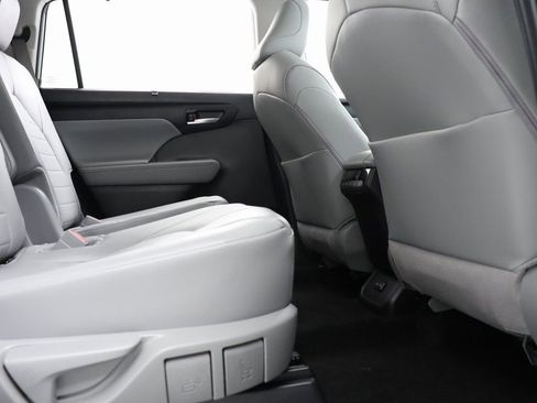 Used 2024 Toyota Highlander XLE image 32