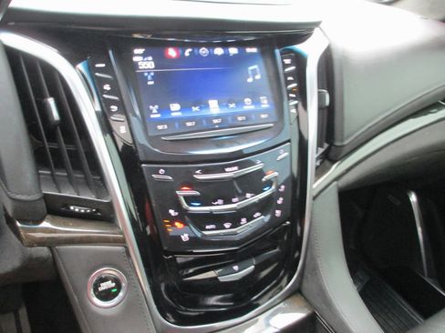 Used 2019 Cadillac Escalade Platinum image 30