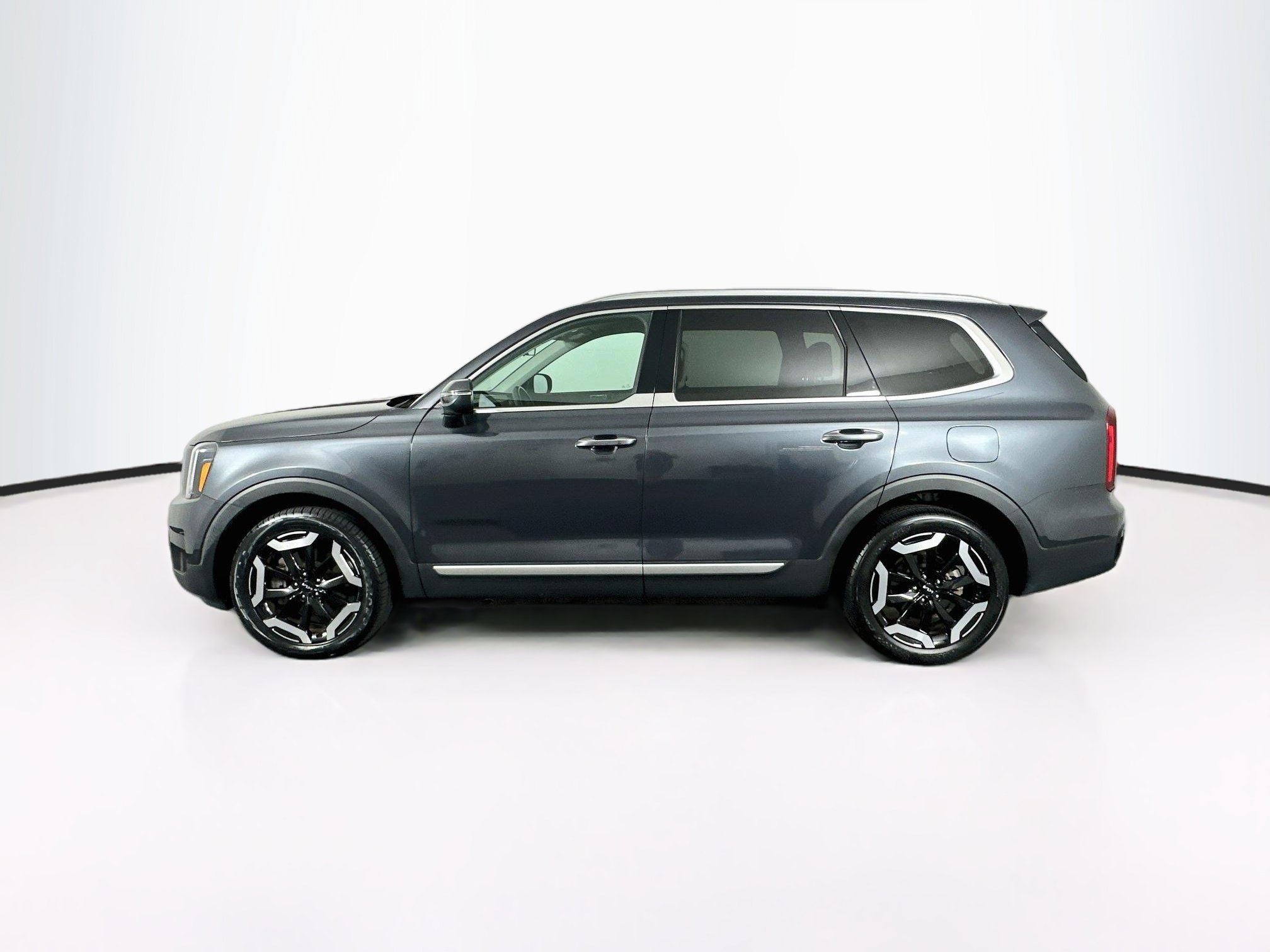 Used 2024 Kia Telluride S FWD image 4