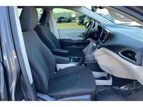 Used 2021 Chrysler Pacifica Touring w/ Uconnect Theater Family Group image 20