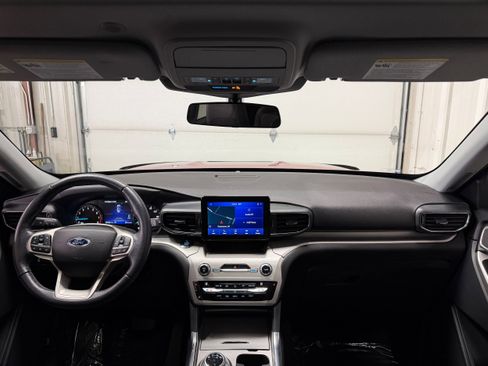 Used 2021 Ford Explorer XLT w/ Equipment Group 202A image 2