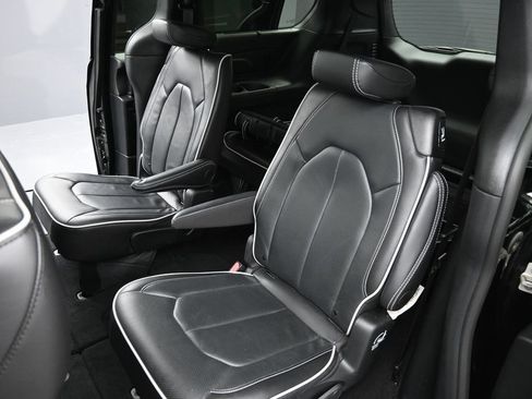 Used 2025 Chrysler Pacifica Limited FWD image 23