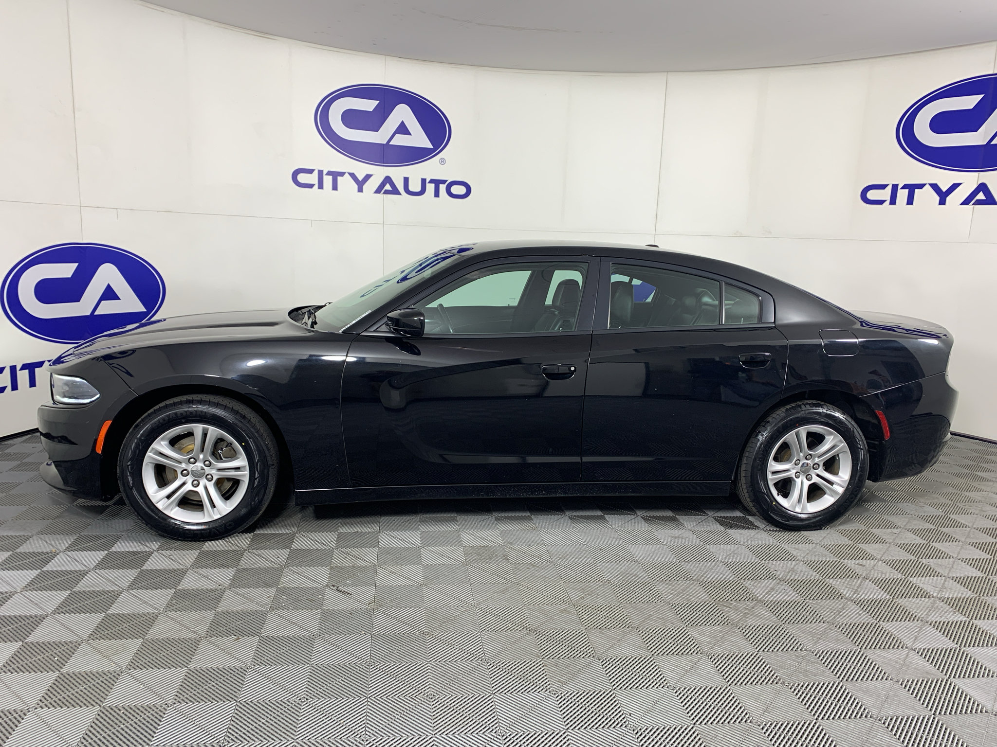 Used 2020 Dodge Charger SXT w/ Leather Interior Group RWD image 6