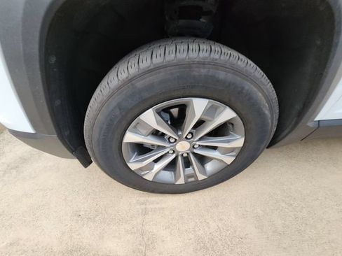 Used 2026 Chevrolet Equinox LT FWD image 9
