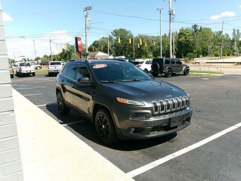 Used 2016 Jeep Cherokee Latitude w/ Cold Weather Group AWD/4WD image 3