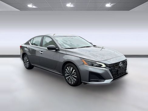 Used 2025 Nissan Altima 2.5 SV FWD image 7