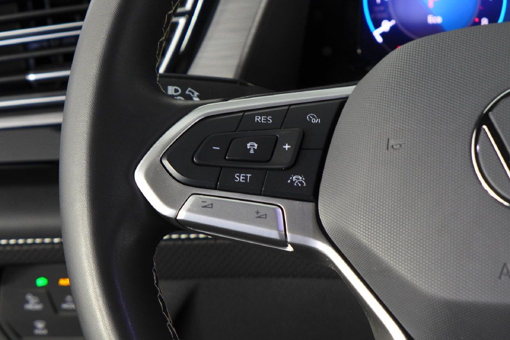Used 2024 Volkswagen Atlas Cross Sport SE FWD image 29