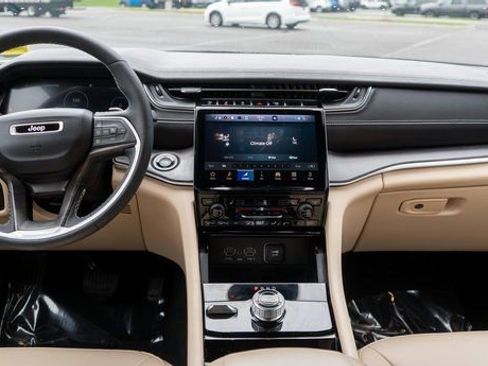 Used 2023 Jeep Grand Cherokee Limited AWD/4WD image 17