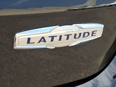 Used 2022 Jeep Compass Latitude FWD image 29