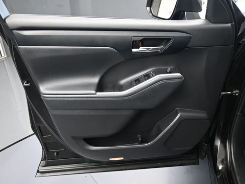 Used 2021 Toyota Highlander XLE image 12