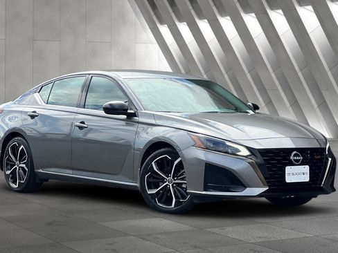 Used 2023 Nissan Altima 2.5 SR image 2