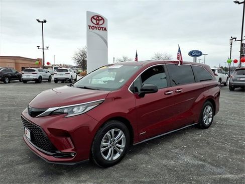 Certified 2021 Toyota Sienna XSE image 8