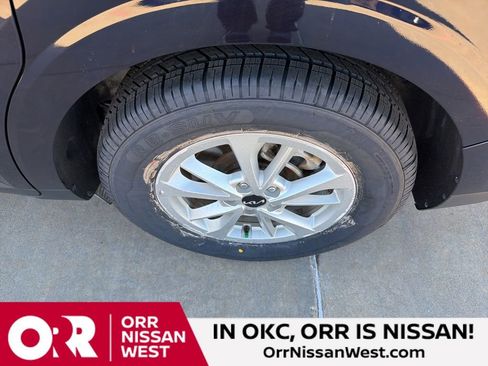 Used 2024 Kia Carnival LX image 9