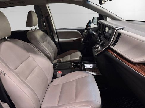 Used 2017 Toyota Sienna Limited AWD/4WD image 14