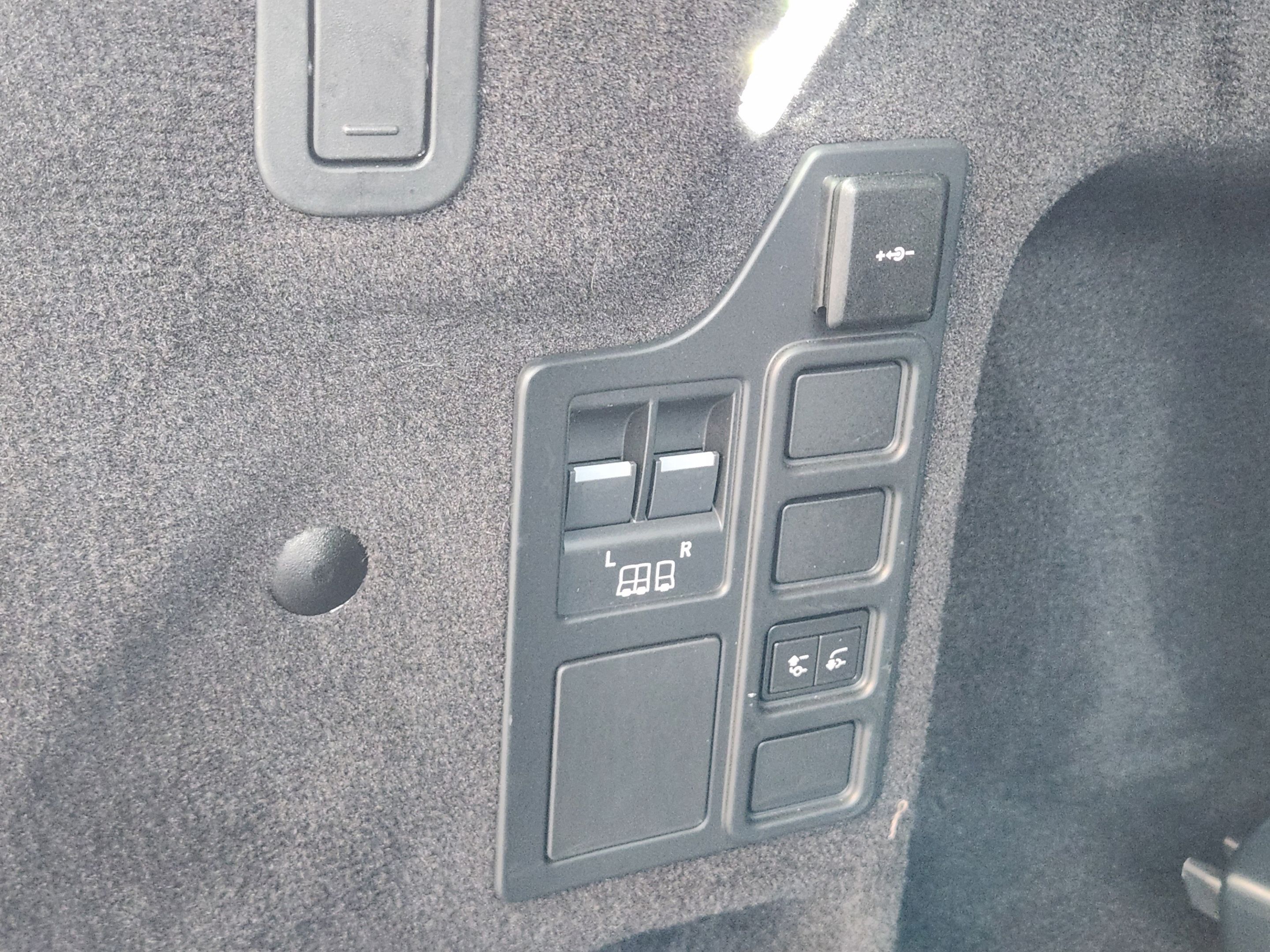 Certified 2025 Land Rover Discovery S AWD/4WD image 31