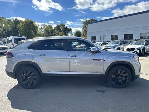 Used 2024 Volkswagen Atlas Cross Sport SE image 3