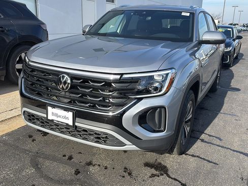 Used 2025 Volkswagen Atlas Cross Sport SE image 2