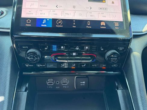 Used 2023 Jeep Grand Cherokee L Limited w/ Luxury Tech Group II AWD/4WD image 32
