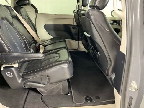 Used 2022 Chrysler Pacifica Touring-L w/ Uconnect Theater Family Group image 23