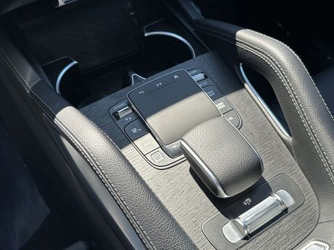 Certified 2025 Mercedes-Benz GLS 450 4MATIC image 33
