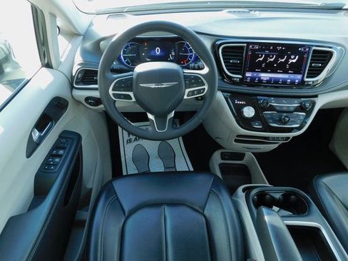 Used 2024 Chrysler Pacifica Select image 3