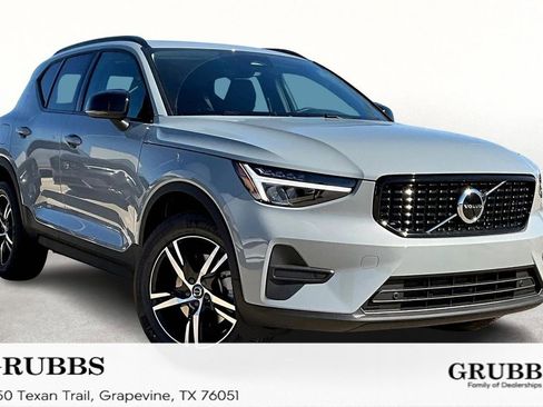 New 2026 Volvo XC40 B4 Core image 2