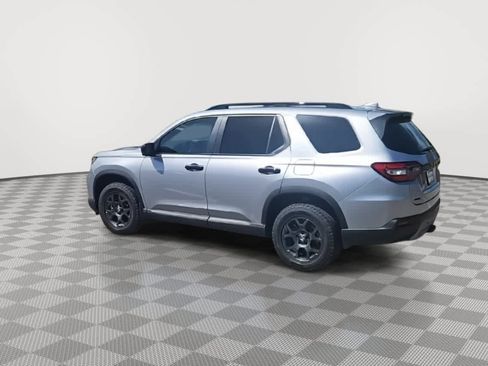 Used 2025 Honda Pilot TrailSport image 6