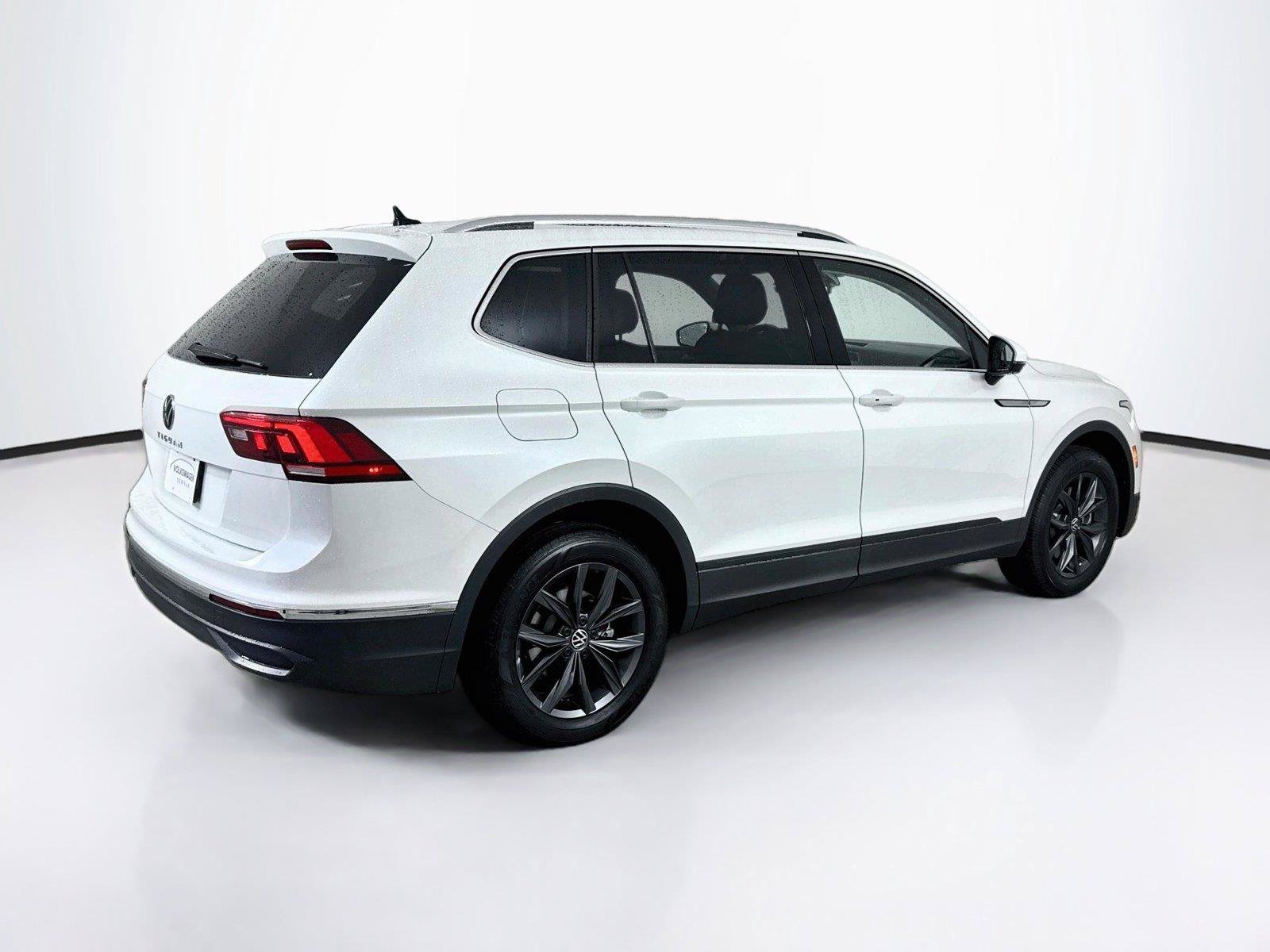 Used 2023 Volkswagen Tiguan SE w/ Panoramic Sunroof Package FWD image 2